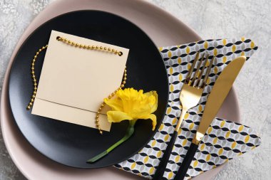 Gri arka planda boş kart ve narsisli masa ayarı, yakın plan