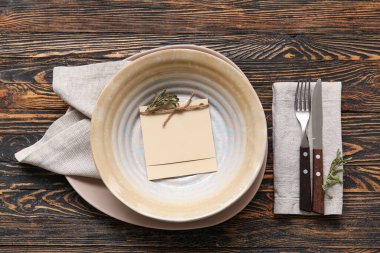 Ahşap arkaplanda şık masa ayarları ve boş kart