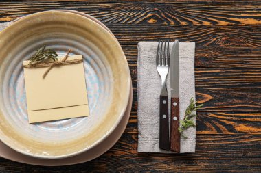 Ahşap arkaplanda şık masa ayarları ve boş kart