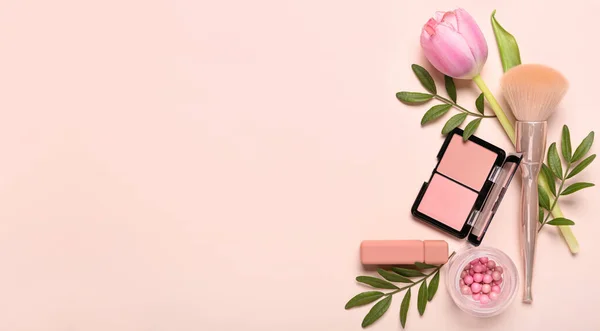 Διακοσμητικά Καλλυντικά Πινέλο Μακιγιάζ Και Όμορφο Λουλούδι Ροζ Φόντο Χώρο — Φωτογραφία Αρχείου