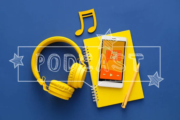 Telefon Komórkowy Playlistą Podcastów Ekranie Notebooka Słuchawek Symbolem Uwagi Niebieskim — Zdjęcie stockowe