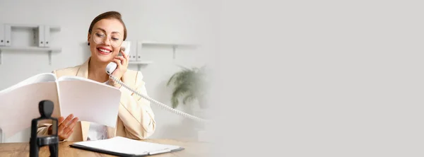 Жінка Нотаріус Публічно Розмовляє Телефону Під Час Роботи Посаді Банер — стокове фото