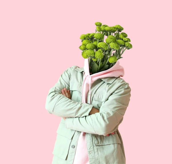 Чоловік Букетом Квітів Замість Голови Рожевому Фоні — стокове фото