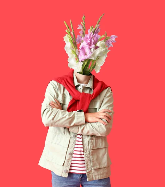 Kırmızı arka planda kafası yerine çiçek buketi olan bir adam.