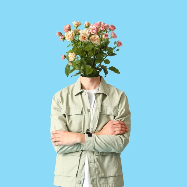 Mavi arka planda kafası yerine gül buketi olan bir adam.