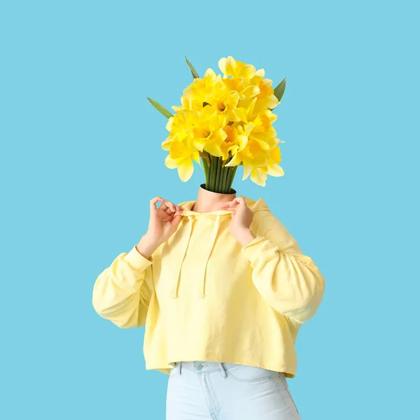 青の背景に彼女の頭の代わりに美しい花の花束を持つ女性 — ストック写真