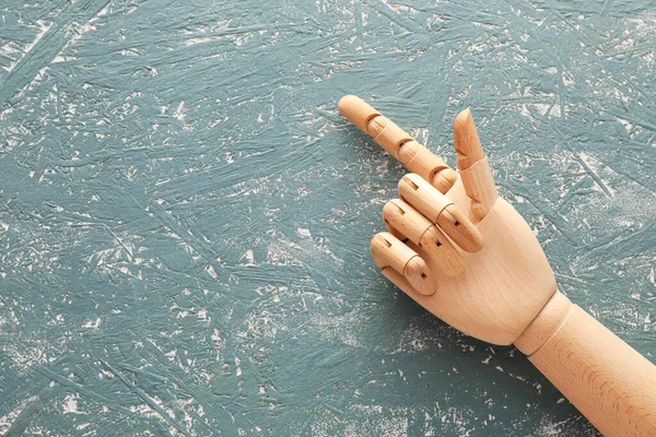 Arkaplanda işaret parmağı kaldırılmış tahta el.