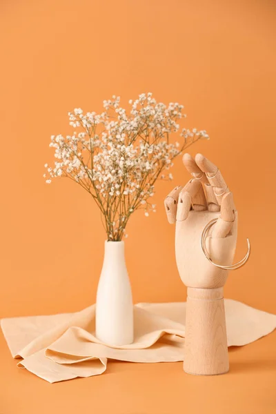 Kéz Karkötő Virágok Vázában Narancssárga Háttér — Stock Fotó