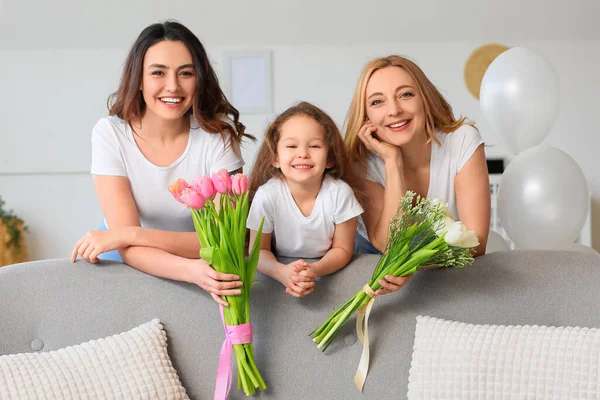Junge Frau Ihre Kleine Tochter Und Mutter Mit Blumen Internationalen — Stockfoto