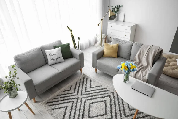 Interior Elegante Sala Estar Leve Com Sofás Confortáveis Decoração Floral — Fotografia de Stock