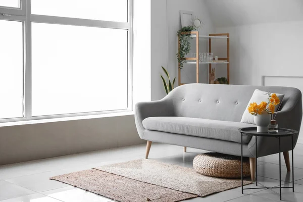 Interior Light Stylish Living Room Comfortable Sofa Vase Flowers Table — Stock Fotó