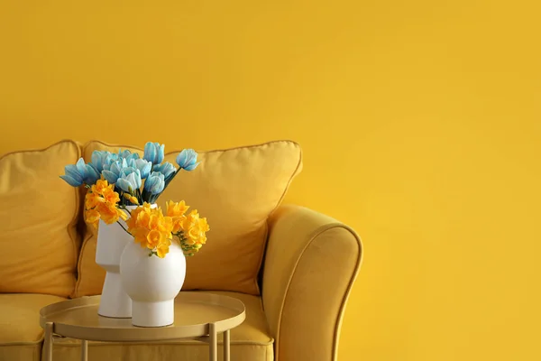 Vases Beautiful Flowers Colors Ukrainian Flag Table Comfortable Sofa Yellow — 스톡 사진