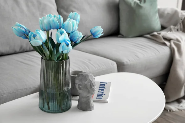 Vase Bouquet Tulips Stylish Decor Table Comfortable Sofa — ストック写真