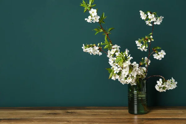 Βάζο Όμορφα Ανθισμένα Κλαδιά Δέντρων Ξύλινο Τραπέζι Κοντά Πράσινο Τοίχο — Φωτογραφία Αρχείου