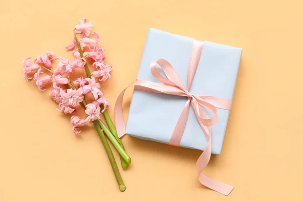 Рожеві Квіти Гіацинту Подарунковою Коробкою Бежевому Фоні — стокове фото