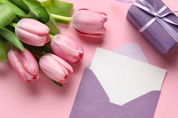 Конверт Порожньою Карткою Подарунковою Коробкою Тюльпанами Рожевому Фоні — стокове фото