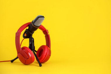 Sarı arka planda mikrofon ve kulaklık.