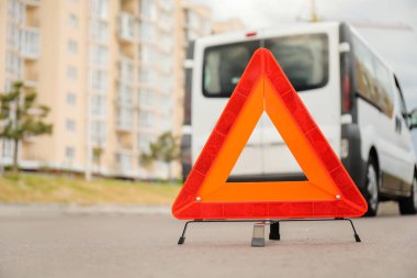 Kırmızı dur işareti ve yolda bozuk bir araba.