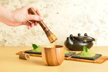 Masada çay hazırlayan kadın, yakın plan.