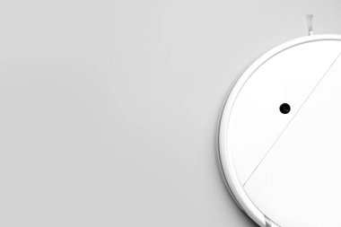 Beyaz arka planda robot elektrikli süpürge, yakın plan.