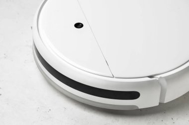 Işık arka planında robot elektrik süpürgesi, yakın plan