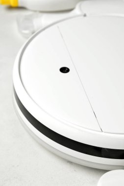 Işık arka planında robot elektrik süpürgesi, yakın plan