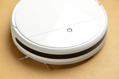Robot elektrik süpürgesi renk arkaplanı, yakın plan