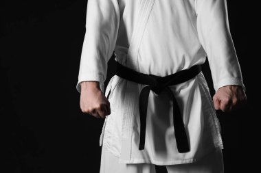 Siyah arka planda karategi yapan adam