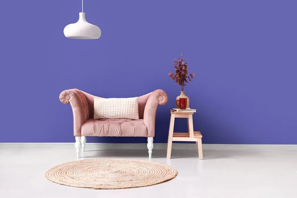 Interior Stylish Living Room Sofa Violet Wall — Stock Fotó