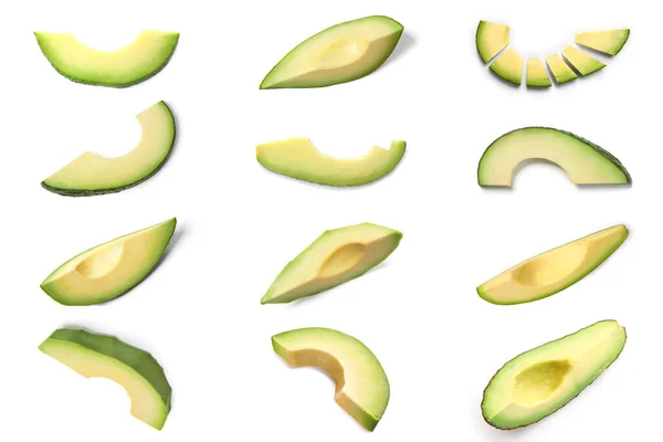 Vele Sneetjes Verse Avocado Geïsoleerd Wit — Stockfoto