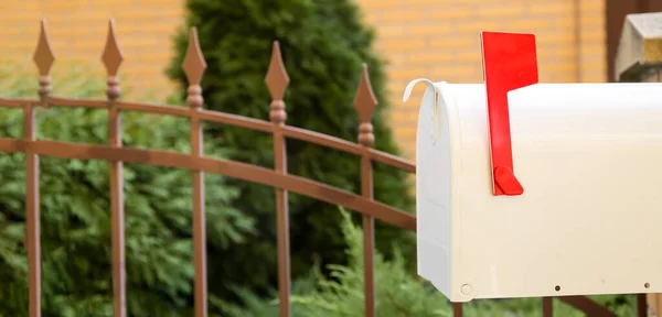 Vintage Mailbox Red Flag Outdoors — Stockfoto