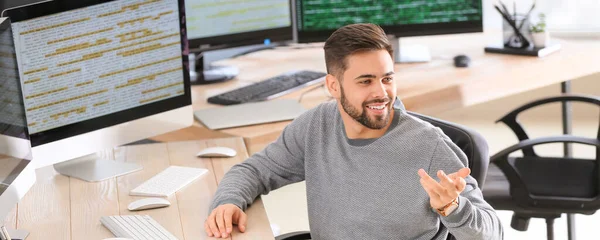 Male Programmer Talking Colleague Office — Stock Photo, Image