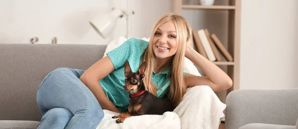 Schöne Junge Frau Mit Niedlichem Terrier Hund Hause — Stockfoto
