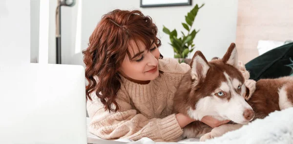 Young Woman Her Cute Dog Lying Bed — Stock Photo, Image