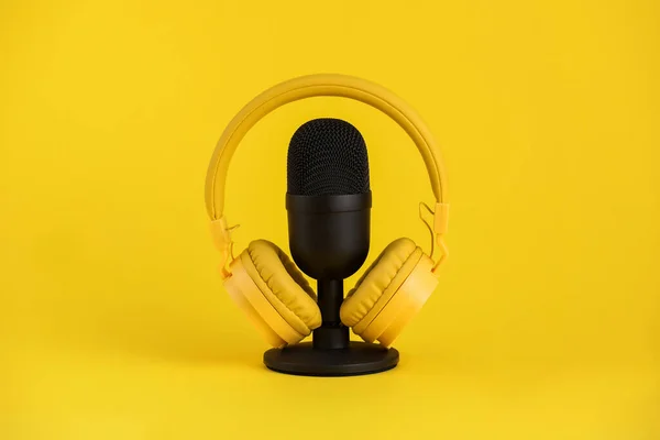 Sarı Arka Planda Mikrofon Kulaklık — Stok fotoğraf