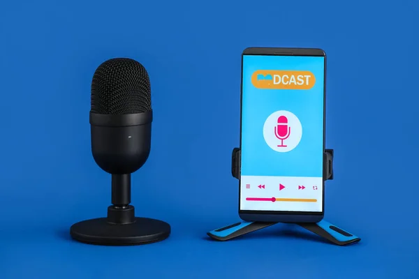 Mobile Phone Word Podcast Screen Microphone Blue Background — Zdjęcie stockowe