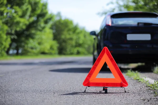 Awaryjny Znak Stopu Zamazany Samochód Tle — Zdjęcie stockowe