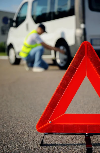 Red Triangle Man Broken Car Outdoors — Zdjęcie stockowe