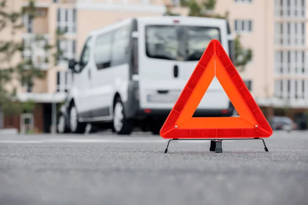 Czerwony Trójkąt Awaryjny Znak Stopu Drodze — Zdjęcie stockowe