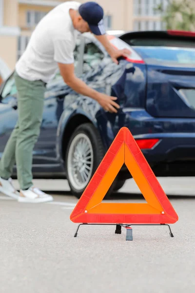 Trójkąt Awaryjny Znak Stopu Człowiek Pobliżu Zepsutego Samochodu Zewnątrz — Zdjęcie stockowe