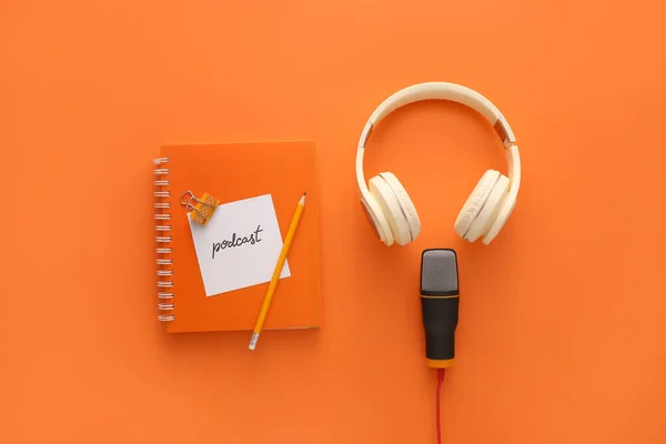 Mikrofon Kopfhörer Papier Mit Wort Podcast Und Notizbuch Auf Farbigem — Stockfoto