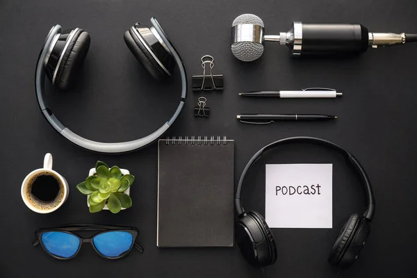 Koyu Arkaplanda Podcast Yazılı Kulaklık Mikrofon Kağıt — Stok fotoğraf