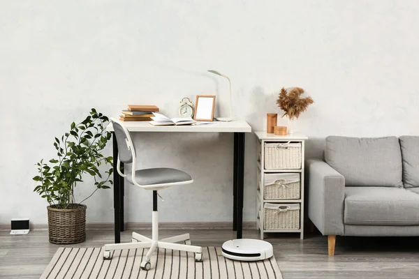 Modern işyeri ve robot elektrik süpürgesiyle aydınlatma odasının içi