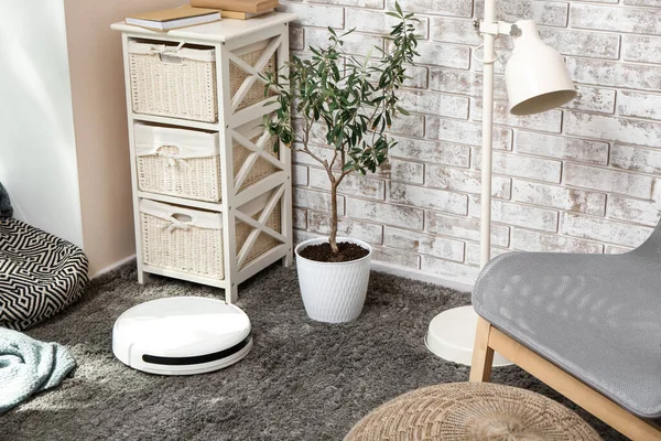 Modern Robot Vacuum Cleaner Grey Carpet Interior Living Room — Foto Stock