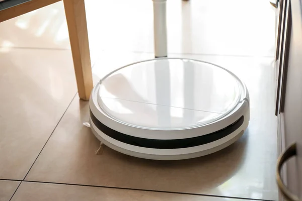 Modern Robot Vacuum Cleaner Floor Kitchen — Stock Photo, Image