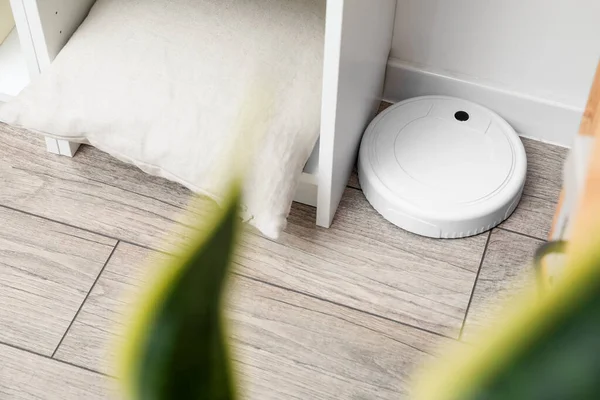 Robot Modern Vacuum Cleaner Lantai Kayu Dekat Dinding Cahaya — Stok Foto