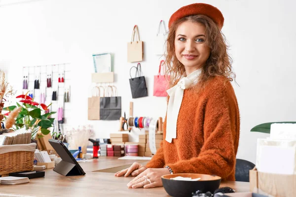 Dükkanında çalışan bir kadın işyeri sahibi.