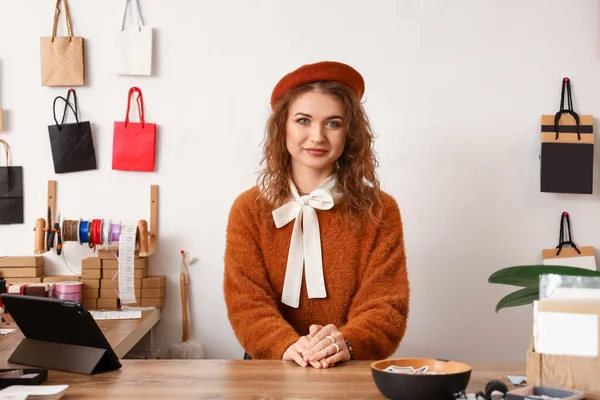 Female Business Owner Working Her Shop — Stock Photo, Image