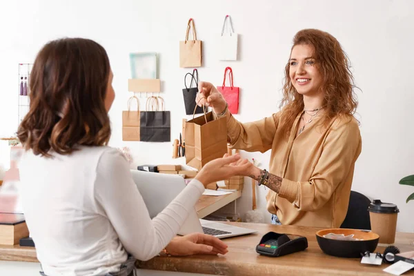 Female Business Owner Serving Client Shop —  Fotos de Stock