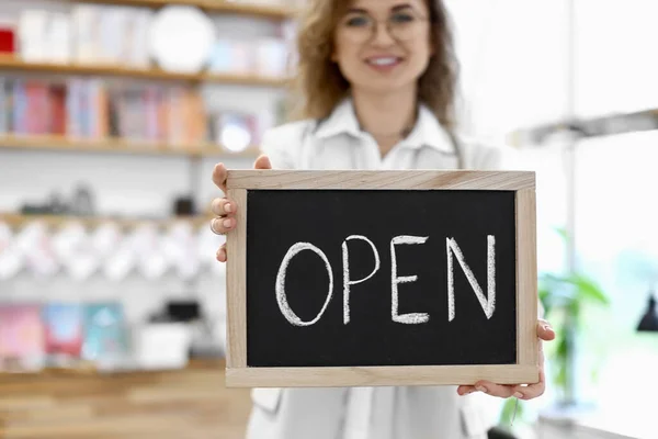 Young Female Business Owner Opening Her Shop — Fotografia de Stock